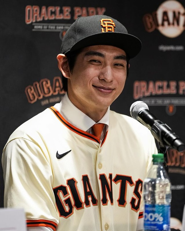 이정후가 샌프란시스코 자이언츠 입단식에서 미소를 짓고 있다.