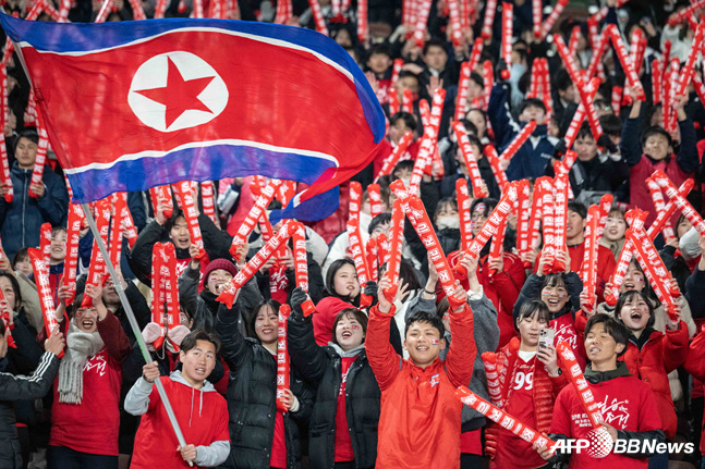 북한을응원하는 응원단. /AFPBBNews=뉴스1