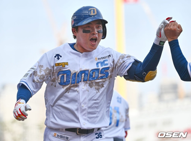 23일 창원 NC파크에서 2024 신한 SOL 뱅크 KBO 리그 NC 다이노스와 두산 베어스의 개막 경기가 열렸다. NC 다이노스 권희동이 8회말 무사 좌월 솔로 홈런을 치고 하이파이브를 하고 있다.