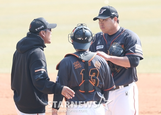 한화 이글스 투수 류현진(오른쪽)이 23일 서울 잠실구장에서 막을 올리는 LG 트윈스와 2024 신한 SOL뱅크 KBO리그 개막전에 선발 등판해 2회 실점하며 흔들리자 코칭스태프가 마운드에 올라 대화를 나누고 있다. /사진=김진경 대기자