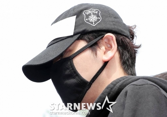 성폭력범죄의 처벌 등에 관한 특례법상 준강간 혐의로 구속된 배우 강지환이 18일 오전 경기도 성남시 분당경찰서에서 검찰 송치를 위해 이송되고 있다. 강지환은 지난 9일 경기 광주시 오포읍 자택에서 촬영 스태프 A씨, B씨와 술을 마신 뒤 자고 있던 A씨를 성폭행하고 B씨를 성추행한 혐의를 받고 있다. /사진=김창현 기자 chmt@