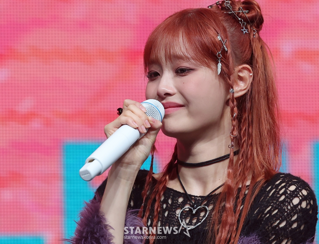 (서울=뉴스1) 김진환 기자 = 가수 츄(CHUU)가 18일 오후 서울 광진구 광장동 예스24라이브홀에서 열린 첫 번째 미니 앨범 ‘Howl’ 발매 기념 쇼케이스에서 취재진 질문에 답변 중 울먹거리고 있다. 2023.10.18/뉴스1 Copyright (C) 뉴스1. All rights reserved. 무단 전재 및 재배포, AI학습 이용 금지. /사진=(서울=뉴스1) 김진환 기자