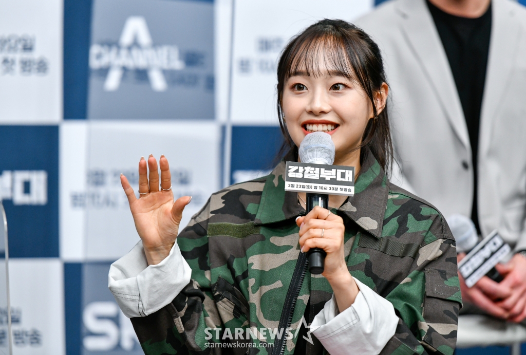그룹 이달의 소녀의 츄가 23일 오후 SKY와 채널A에서 첫 방송되는 예능 프로그램 '강철부대' 온라인 제작발표회에서 질문에 답하고 있다. /사진제공=채널A