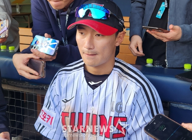 신민재가 팀 승리를 이끈 뒤 더그아웃에서 인터뷰를 하고 있다. /사진=안호근 기자