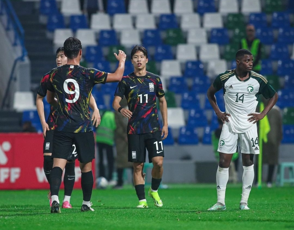 엄지성(등번호 11)이 손을 내밀고 다가오는 안재준(등번호9)을 바라보고 있다. /사진=서아시아축구연맹(WAFF) 공식 사회관계망서비스(SNS)