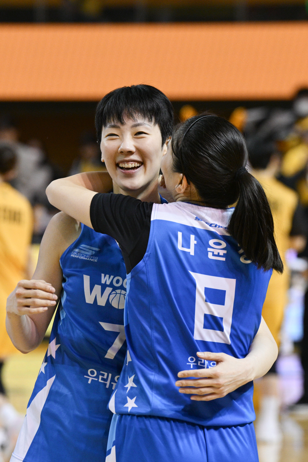 박혜진(왼쪽)이 24일 청주실내체육관에서 열린 '2023~2024 여자 프로농구 챔피언결정전' 1차전 아산 우리은행과 청주 KB의 경기에서 승리 후 나윤정(오른쪽)을 안고 기뻐하고 있다. /사진=WKBL 제공