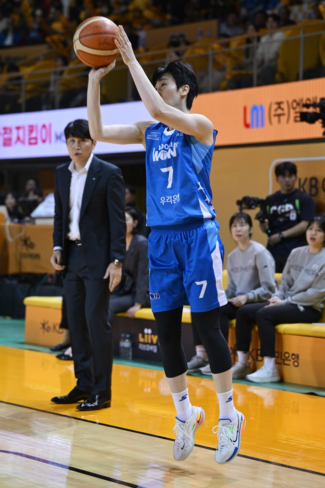 박혜진이 3점을 시도하고 있다. /사진=WKBL 제공
