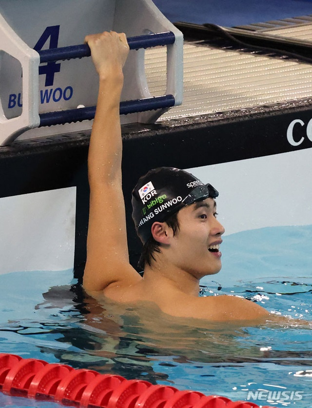 황선우(강원도청)가 24일 경북 김천실내수영장에서 열린 2024 파리 올림픽 경영 국가대표 선발대회 남자 일반부 자유형 100m 결승 경기에서 1위로 결승선에 도착한 뒤 전광판을 바라보며 자신의 기록을 확인하고 있다. /사진=뉴시스 제공