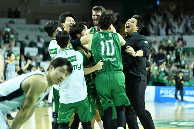 극적인 승리에 기뻐하는 원주 DB 선수단. /사진=KBL 제공