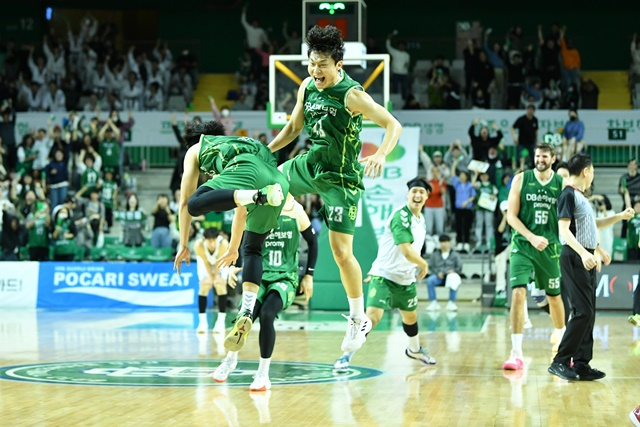 위닝샷을 넣고 세리머니를 펼치는 박인웅(오른쪽). /사진=KBL 제공