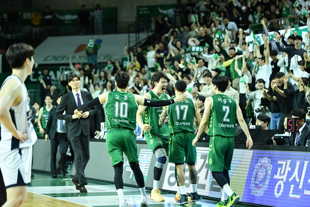 기뻐하는 원주 DB 선수단. /사진=KBL 제공