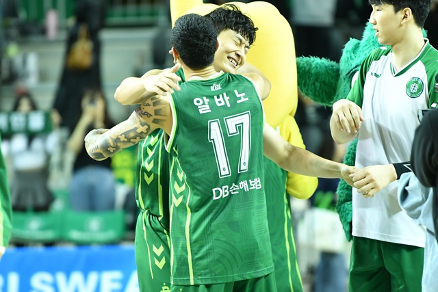 이선 알바노(오른쪽)가 포옹하며 팀 승리 기쁨을 나누고 있다. /사진=KBL 제공