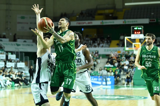 경기에 집중하는 이선 알바노(가운데 등번호 17번). /사진=KBL 제공