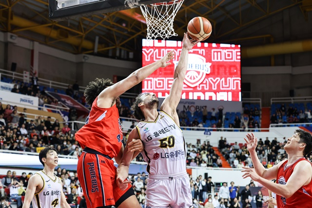 골밑슛을 시도하는 창원 LG의 아셈 마레이(가운데). /사진=KBL 제공