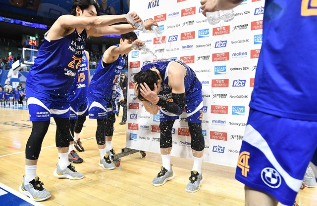 기뻐하는 서울삼성 선수단. /사진=KBL 제공