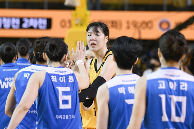 아산 우리은행 선수들과 인사하는 청주 KB 센터 박지수(가운데). /사진=WKBL