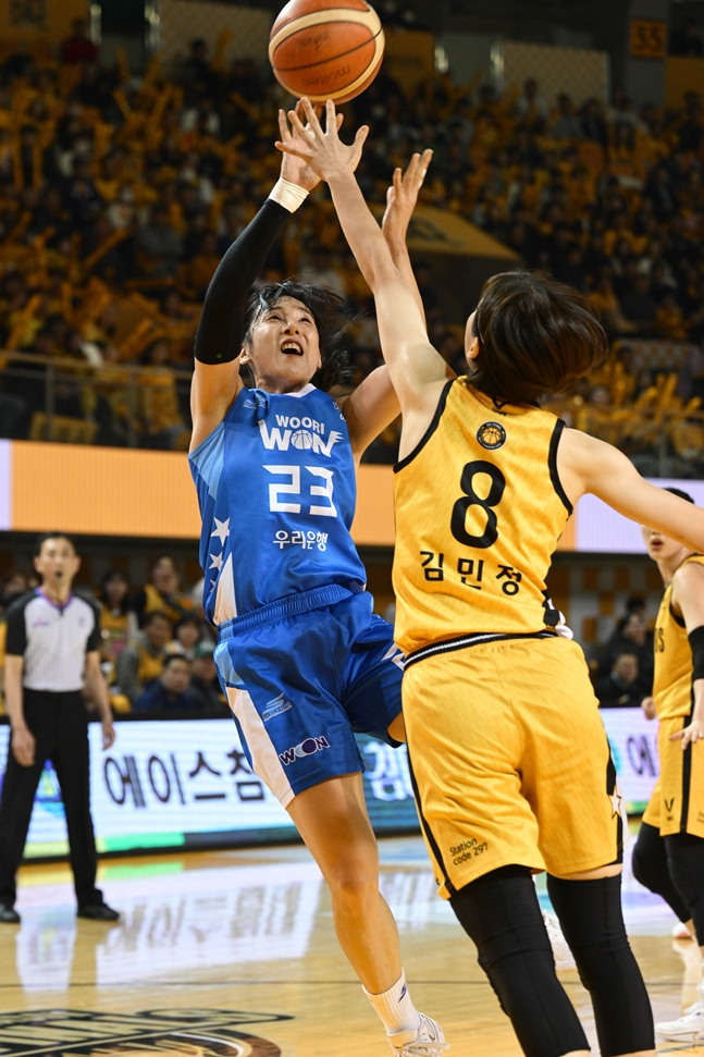 김단비(왼쪽)가 슛을 시도하고 있다. /사진=WKBL
