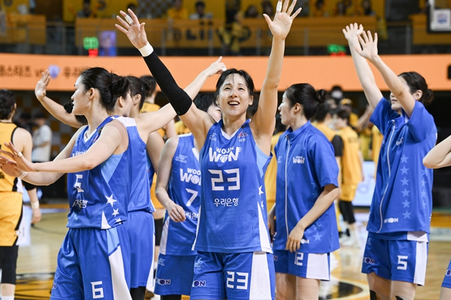 김단비(가운데) 승리 후 팬들에게 인사하고 있다. /사진=WKBL