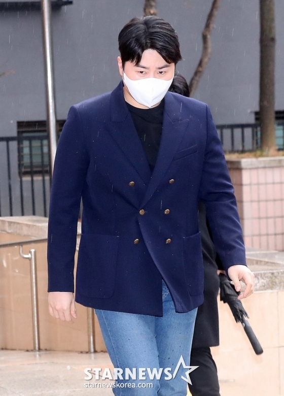 범인도피 방조, 도로교통법위반(음주운전 방조 및 음주운전 등) 혐의를 받고 있는 가수 겸 배우 이루가 7일 오후 서울 마포구 서부지방법원에서 진행된 항소심 첫 공판기일에 출석하고 있다. 이루는 2022년 9월 서울시 용산구 한남동의 한 음식점에서 술을 마신 후 운전을 하다 경찰에 적발되자 동승자였던 여성 프로골퍼 A씨와 말을 맞추고 A씨가 운전한 것처럼 꾸민 혐의로 불구속 기소됐다. 또한 2022년 12월에는 술을 마신 지인에게 자신의 차량을 운전·주차하게 해 음주운전을 방조한 혐의도 받았으며 같은 날 시속 180km /사진=김창현