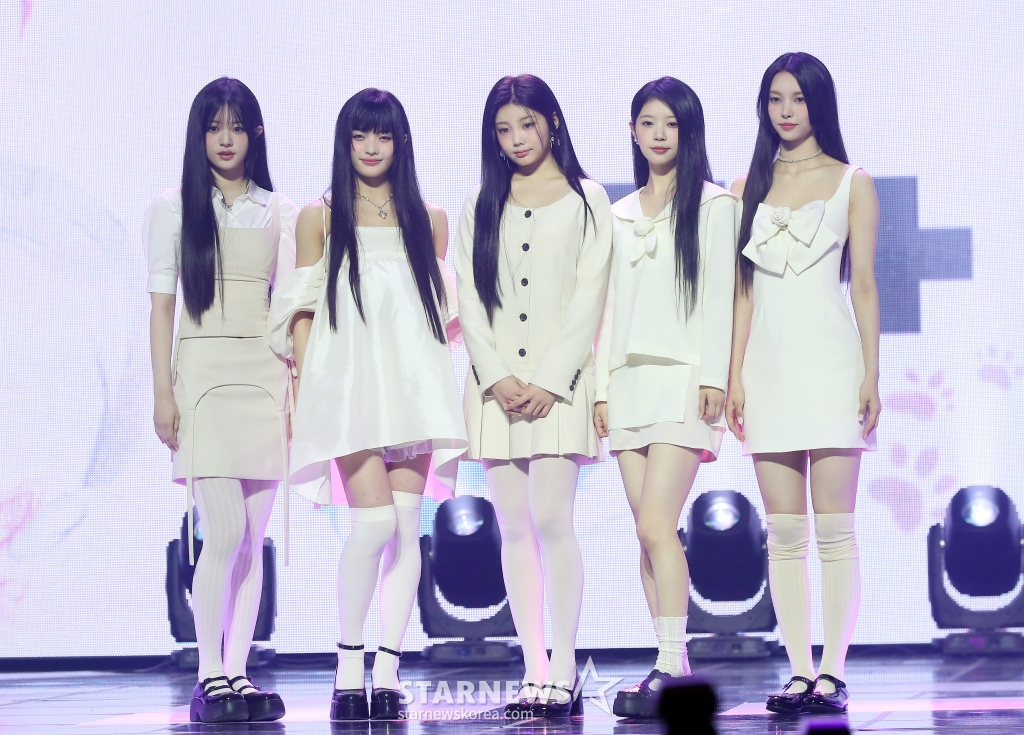 걸그룹 아일릿(ILLIT)이 25일 오후 서울 용산구 한남동 블루스퀘어에서 진행된 미니 1집 'SUPER REAL ME' 발매 기념 쇼케이스에 참석해 포즈를 취하고 있다. 아일릿은 하이브가 탄생시킨 3번째 걸그룹이자, 엔하이픈 소속사 빌리프랩이 만든 첫 걸그룹으로 2023년 방송된 'R U NEXT?'를 통해 비주얼과 보컬, 퍼포먼스 실력, 표현력, 장르 소화력을 지닌 5인의 최정예 멤버로 구성됐다. 2024.03.25 /사진=김창현