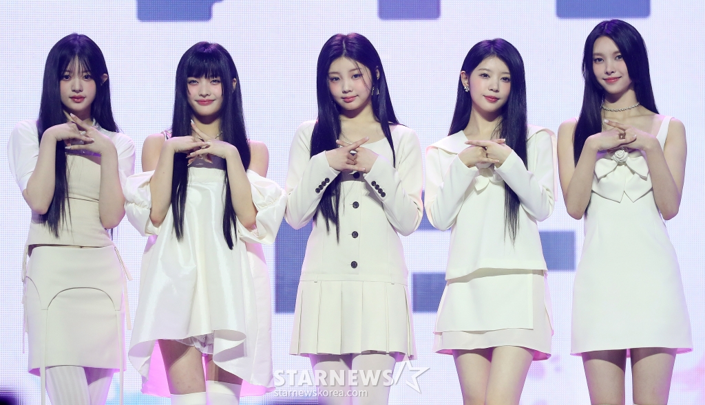 걸그룹 아일릿(ILLIT)이 25일 오후 서울 용산구 한남동 블루스퀘어에서 진행된 미니 1집 'SUPER REAL ME' 발매 기념 쇼케이스에 참석해 포즈를 취하고 있다. 아일릿은 하이브가 탄생시킨 3번째 걸그룹이자, 엔하이픈 소속사 빌리프랩이 만든 첫 걸그룹으로 2023년 방송된 'R U NEXT?'를 통해 비주얼과 보컬, 퍼포먼스 실력, 표현력, 장르 소화력을 지닌 5인의 최정예 멤버로 구성됐다. 2024.03.25 /사진=김창현