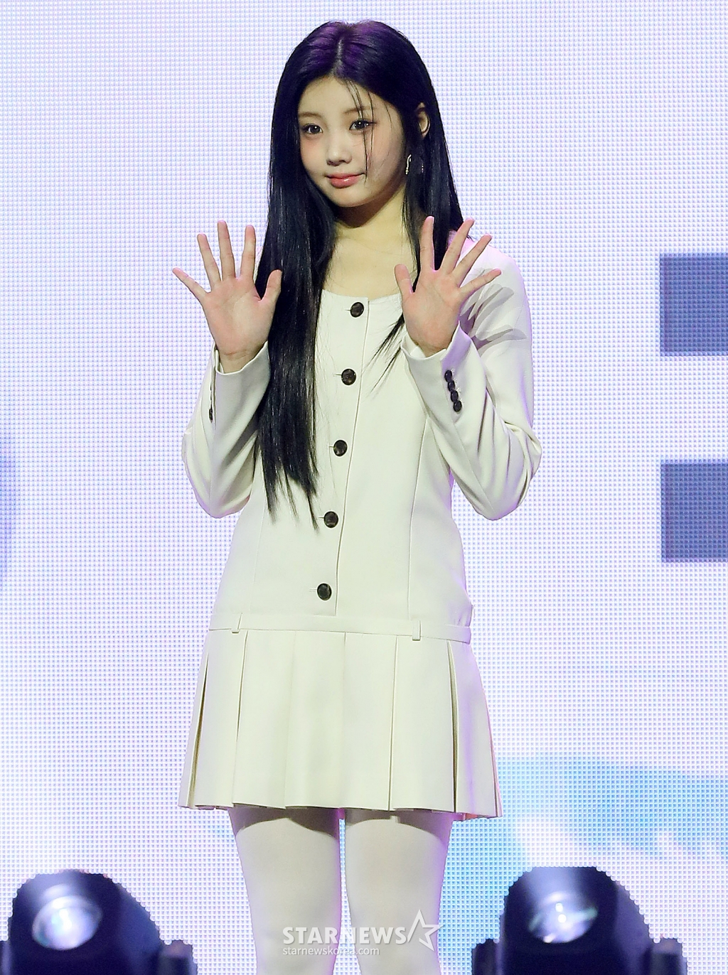 걸그룹 아일릿(ILLIT) 원희가 25일 오후 서울 용산구 한남동 블루스퀘어에서 진행된 미니 1집 'SUPER REAL ME' 발매 기념 쇼케이스에 참석해 포즈를 취하고 있다. 아일릿은 하이브가 탄생시킨 3번째 걸그룹이자, 엔하이픈 소속사 빌리프랩이 만든 첫 걸그룹으로 2023년 방송된 'R U NEXT?'를 통해 비주얼과 보컬, 퍼포먼스 실력, 표현력, 장르 소화력을 지닌 5인의 최정예 멤버로 구성됐다. 2024.03.25 /사진=김창현