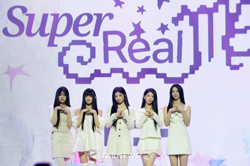 걸그룹 아일릿(ILLIT)이 25일 오후 서울 용산구 한남동 블루스퀘어에서 진행된 미니 1집 'SUPER REAL ME' 발매 기념 쇼케이스에 참석해 포즈를 취하고 있다. 아일릿은 하이브가 탄생시킨 3번째 걸그룹이자, 엔하이픈 소속사 빌리프랩이 만든 첫 걸그룹으로 2023년 방송된 'R U NEXT?'를 통해 비주얼과 보컬, 퍼포먼스 실력, 표현력, 장르 소화력을 지닌 5인의 최정예 멤버로 구성됐다. 2024.03.25 /사진=김창현