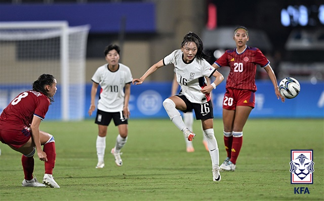 경기에 집중하는 장슬기(오른쪽에서 두 번째). /사진=대한축구협회 제공