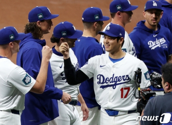 21일 서울 구로구 고척스카이돔에서 열린 2024 미국 메이저리그(MLB) 월드투어 서울시리즈 공식 개막전 샌디에이고 파드리스와 LA 다저스의 2차전 경기, LA 오타니 쇼헤이가 그라운드에 입장하며 동료들과 주먹을 맞대고 있다. /사진=뉴스1