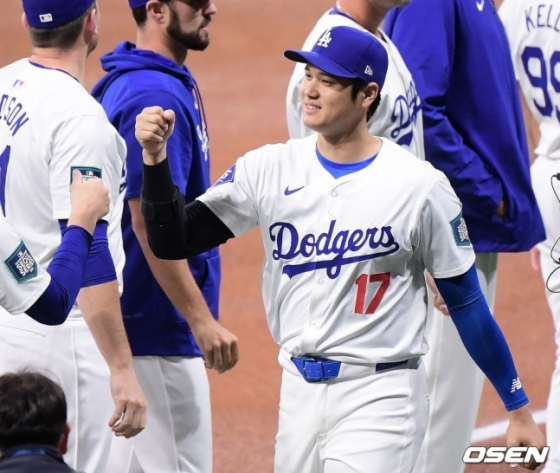 LA 다저스 오타니 쇼헤이(오른쪽)가 21일 서울 구로구 고척스카이돔에서 열린 2024 미국 메이저리그(MLB) 월드투어 서울시리즈 공식 개막전 샌디에이고 파드리스와 LA 다저스의 2차전 경기에 앞서 선수들과 하이파이브를 하고 있다.