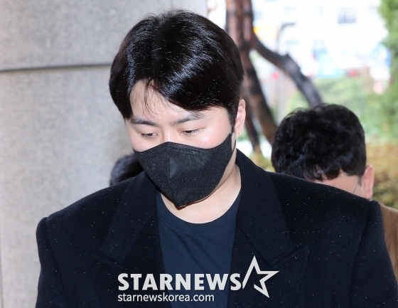 범인도피 방조, 도로교통법위반(음주운전 방조 및 음주운전 등) 혐의를 받고 있는 가수 겸 배우 이루(본명 조성현)이 26일 오전 서울 마포구 서부지방법원에서 진행된 항소심 선고 공판에 출석하고 있다. 2024.03.26
