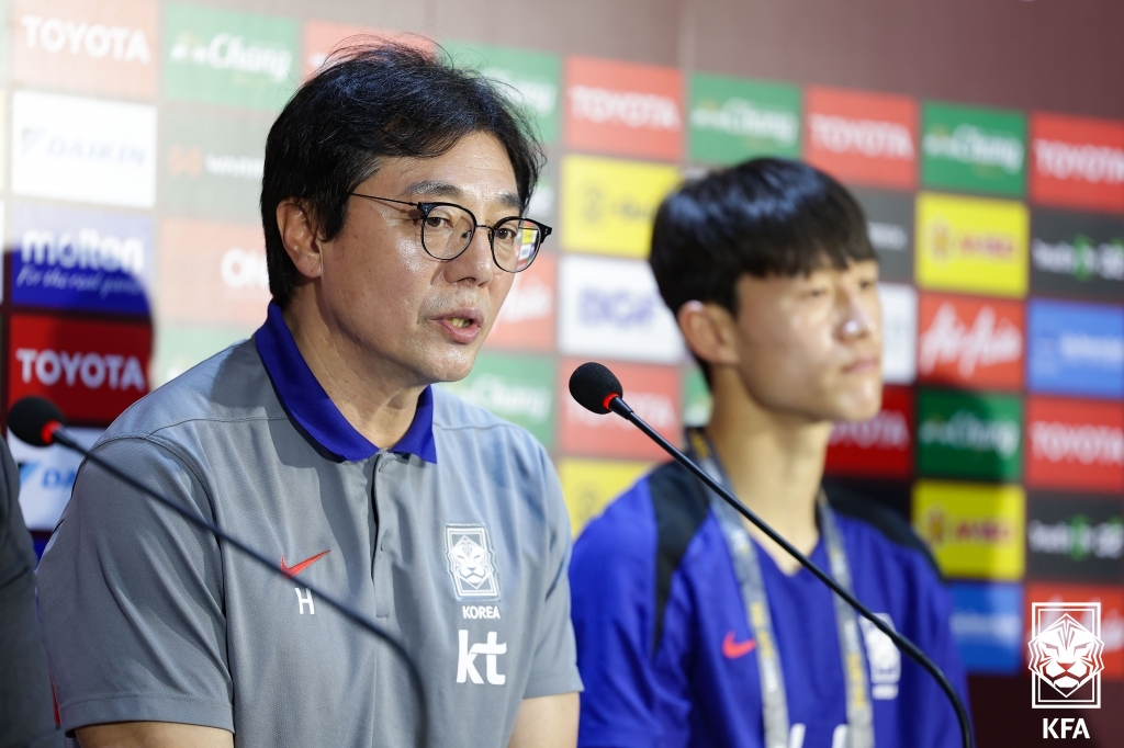황선홍 한국축구대표팀 임시 감독이 지난 25일(한국시간) 태국 방콕 라자망갈라 스타디움에서 열린 2026 북중미 월드컵 아시아 지역 2차 예선 C조 4차전 한국-태국전 공식 기자회견에서 취재진 질문에 답하고 있다. /사진=대한축구협회