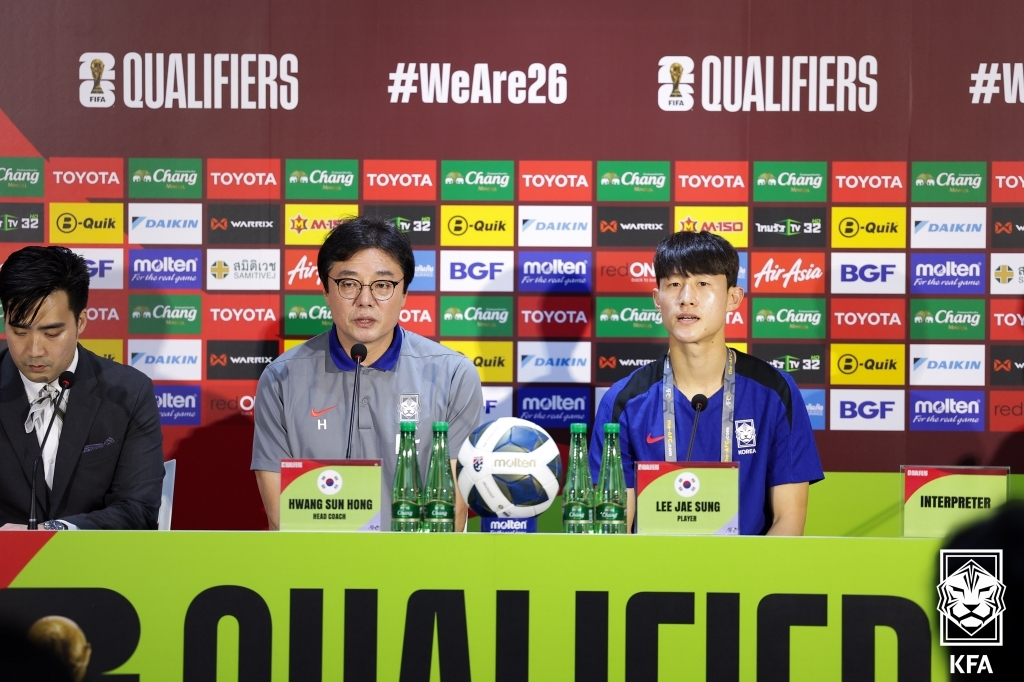 황선홍 감독(왼쪽 두 번째)과 이재성. /사진=대한축구협회