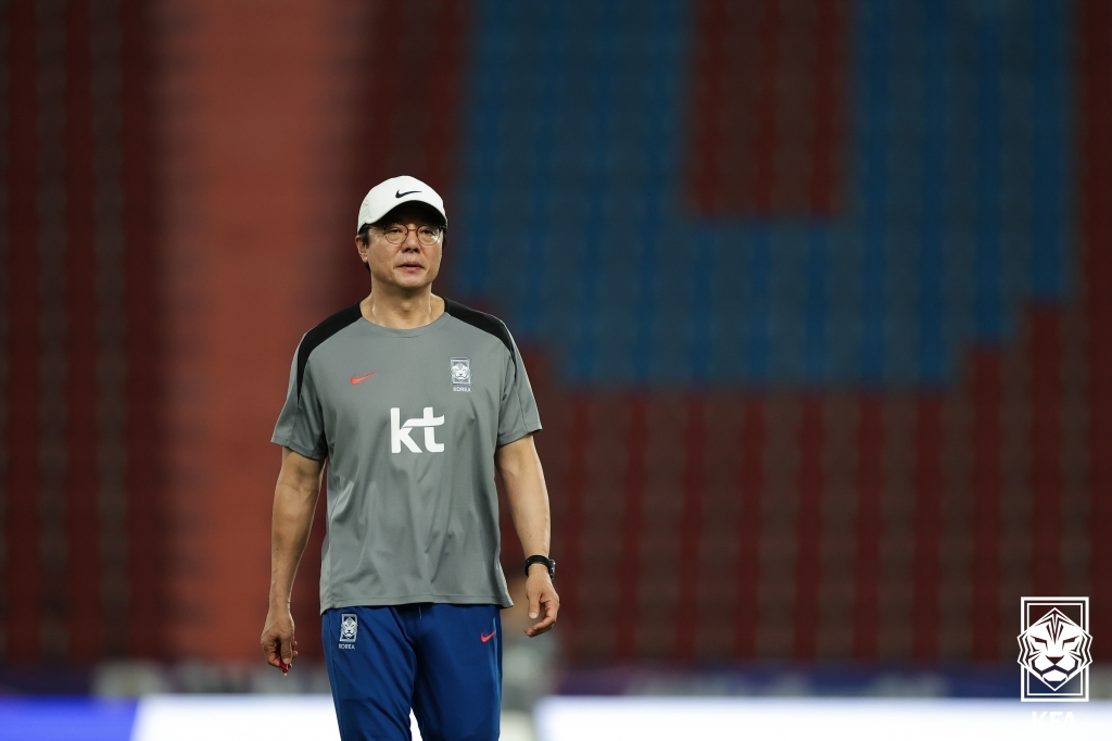 황선홍 한국 A대표팀 임시 감독이 대표팀 훈련을 지시하고 있다. /사진=대한축구협회