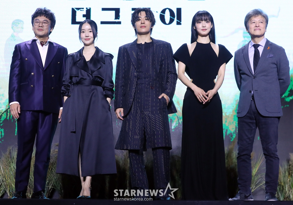 배우 김인권, 이정현, 구교환, 전소니, 권해효가 26일 오전 서울 용산구 드래곤 시티에서 진행된 넷플릭스 시리즈 '기생수: 더 그레이' 제작발표회에 참석해 포즈를 취하고 있다. '기생수: 더 그레이'는 인간을 숙주로 삼아 세력을 확장하려는 기생생물들이 등장하자 이를 저지하려는 전담팀 '더 그레이'의 작전이 시작되고, 이 가운데 기생생물과 공생하게 된 인간 '수인'의 이야기를 그린다. 4월 5일 공개. 2024.03.26 /사진=김창현