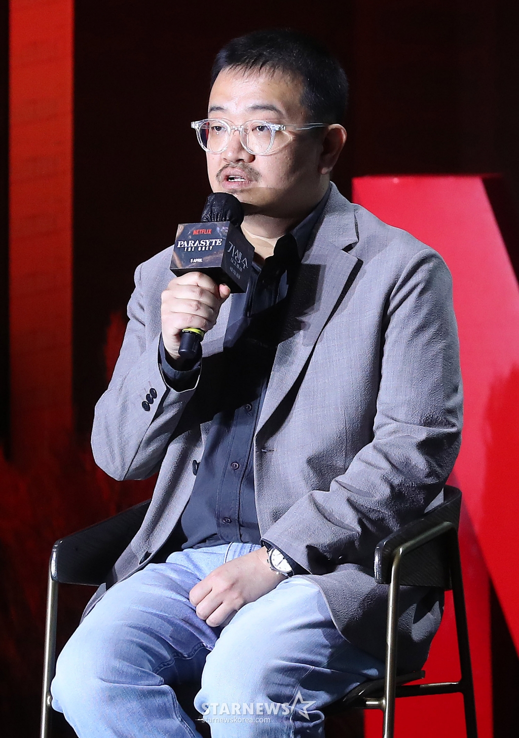 연상호 감독이 26일 오전 서울 용산구 드래곤 시티에서 진행된 넷플릭스 시리즈 '기생수: 더 그레이' 제작발표회에 참석해 인사말을 하고 있다. '기생수: 더 그레이'는 인간을 숙주로 삼아 세력을 확장하려는 기생생물들이 등장하자 이를 저지하려는 전담팀 '더 그레이'의 작전이 시작되고, 이 가운데 기생생물과 공생하게 된 인간 '수인'의 이야기를 그린다. 4월 5일 공개. 2024.03.26 /사진=김창현
