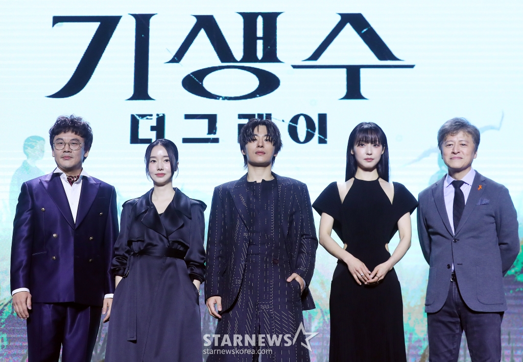 배우 김인권, 이정현, 구교환, 전소니, 권해효가 26일 오전 서울 용산구 드래곤 시티에서 진행된 넷플릭스 시리즈 '기생수: 더 그레이' 제작발표회에 참석해 포즈를 취하고 있다. '기생수: 더 그레이'는 인간을 숙주로 삼아 세력을 확장하려는 기생생물들이 등장하자 이를 저지하려는 전담팀 '더 그레이'의 작전이 시작되고, 이 가운데 기생생물과 공생하게 된 인간 '수인'의 이야기를 그린다. 4월 5일 공개. 2024.03.26 /사진=김창현