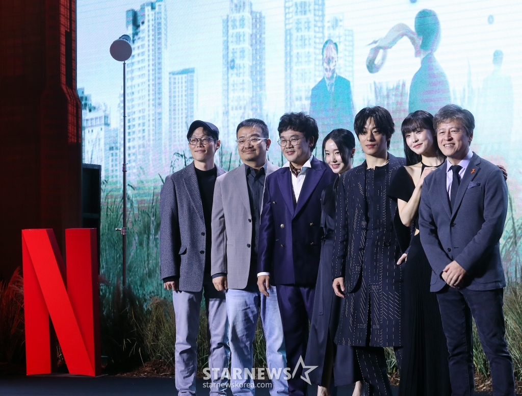 류용재 작가, 연상호 감독, 배우 김인권, 이정현, 구교환, 전소니, 권해효가 26일 오전 서울 용산구 드래곤 시티에서 진행된 넷플릭스 시리즈 '기생수: 더 그레이' 제작발표회에 참석해 포즈를 취하고 있다. '기생수: 더 그레이'는 인간을 숙주로 삼아 세력을 확장하려는 기생생물들이 등장하자 이를 저지하려는 전담팀 '더 그레이'의 작전이 시작되고, 이 가운데 기생생물과 공생하게 된 인간 '수인'의 이야기를 그린다. 오는 5일 공개. 2024.03.26 /사진=김창현