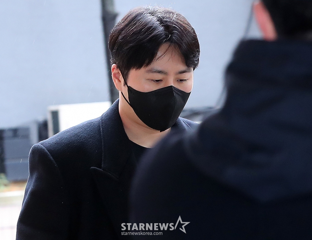 범인도피 방조, 도로교통법위반(음주운전 방조 및 음주운전 등) 혐의를 받고 있는 가수 겸 배우 이루(본명 조성현)이 26일 오전 서울 마포구 서부지방법원에서 진행된 항소심 선고 공판에 출석하고 있다. 2024.03.26 /사진=김창현