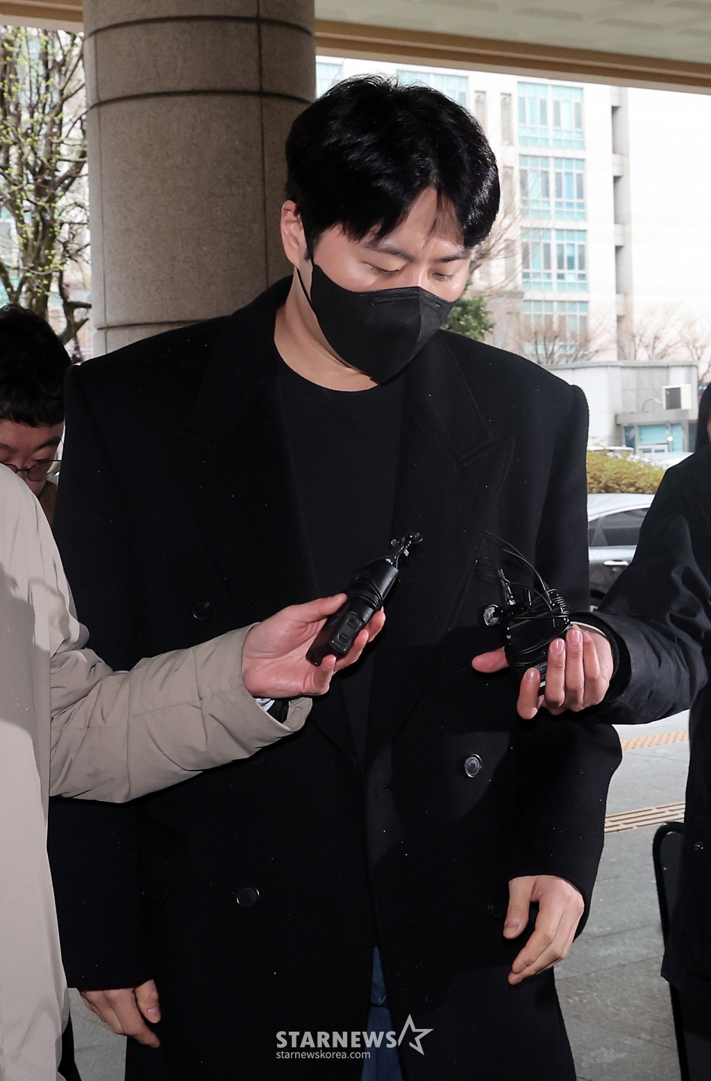 [서울=뉴시스] 김명년 기자 = 음주운전·운전자 바꿔치기 혐의로 재판에 넘겨진 가수 이루(본명 조성현)가 26일 오전 서울 마포구 서울서부지방법원에서 열린 항소심 선고기일에 출서하고 있다. 2024.03.26. kmn@newsis.com /사진=김명년