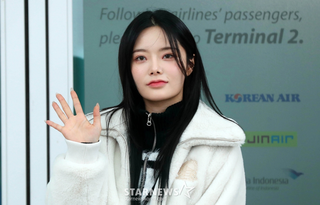 [인천공항=뉴시스] 김혜진 기자 = 그룹 피프티피프티 키나가 빌보드 뮤직 어워드 참석을 위해 16일 오후 인천국제공항을 통해 미국 로스앤젤레스로 출국하고 있다. 2023.11.16. jini@newsis.com /사진=김혜진