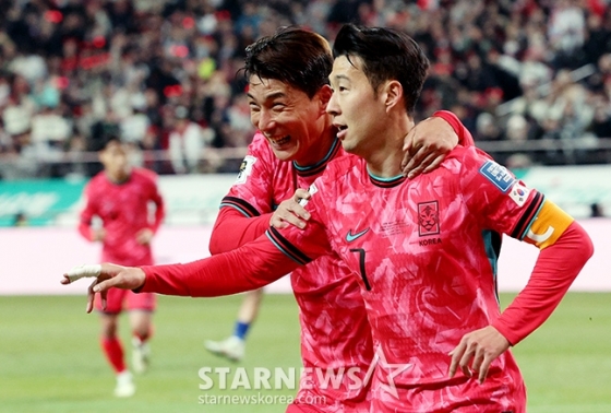 2026 FIFA 북중미 월드컵 2차예선 한국-태국전이 21일 오후 서울월드컵경기장에서 열렸다. 손흥민이 전반전 첫 골을 터뜨린 후 주민규와 기쁨을 나누고 있다. /상암=김진경 기자
