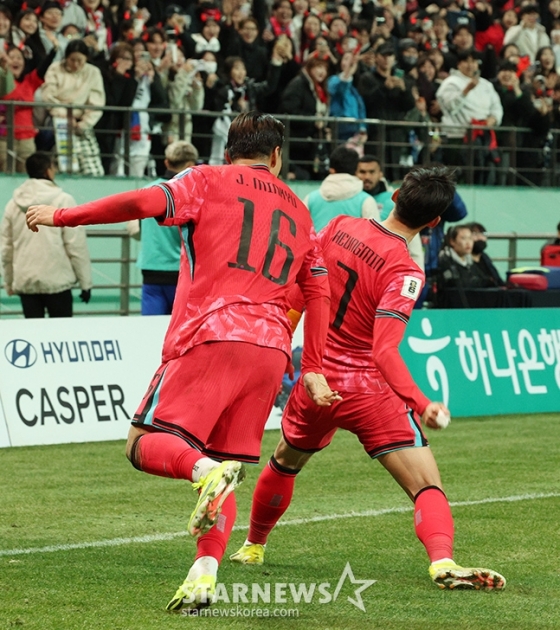 2026 FIFA 북중미 월드컵 2차예선 한국-태국전이 21일 오후 서울월드컵경기장에서 열렸다. 손흥민이 전반전 첫 골을 터뜨린 후 세리머니를 선보이고 있다. /상암=김진경 기자