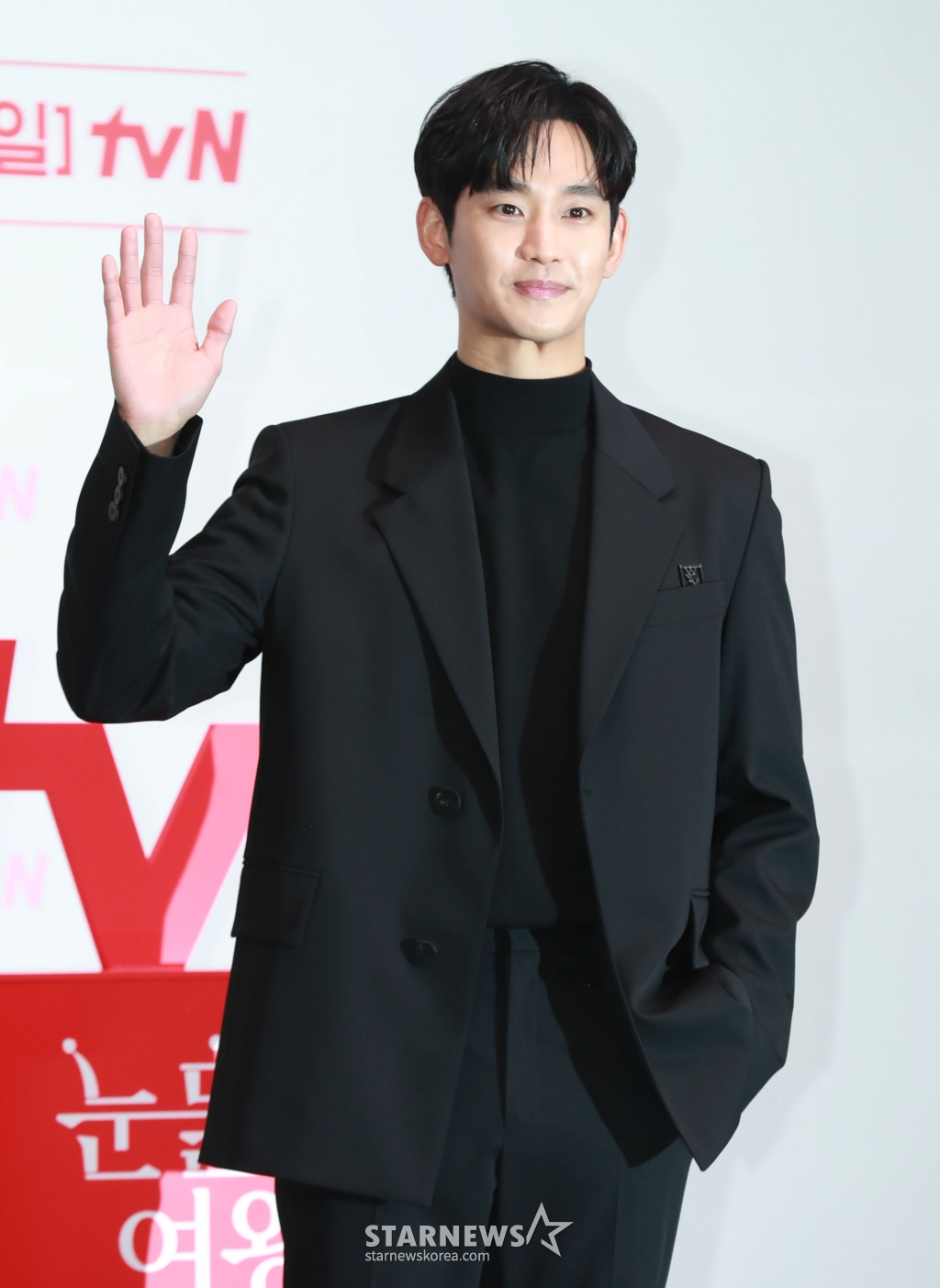 배우 김수현이 7일 오전 서울 라마다신도림 호텔에서 진행된 tvN 토일드라마 '눈물의 여왕' 제작발표회에 참석해 포즈를 취하고 있다. 퀸즈 그룹 재벌 3세인 '백화점의 여왕' 홍해인과 용두리 이장 아들인 '슈퍼마켓 왕자' 백현우 3년차 부부의 아찔한 위기와 기적처럼 다시 시작되는 사랑 이야기 '눈물의 여왕'은 오는 9일 첫 방송된다. /2024.03.07 /사진=이동훈