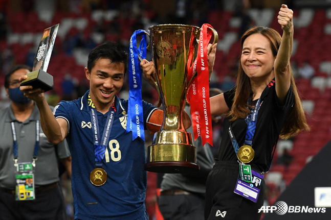 태국 축구 최초의 여성 누알판 람삼 태국축구협회장(오른쪽). /AFPBBNews=뉴스1