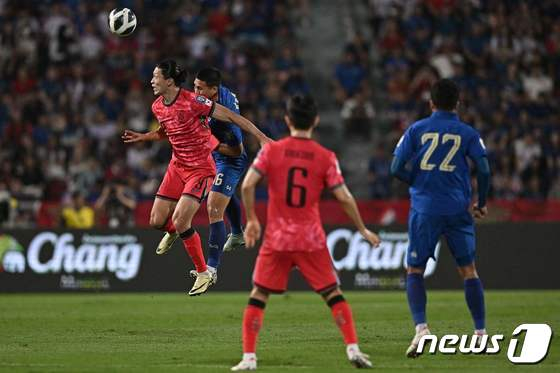 26일 태국 방콕 라자망갈라 스타디움에서 열린 2026 북중미 월드컵 아시아 지역 2차 예선 C조 4차전 한국과 태국의 경기에서 조규성이 공중볼다툼을 하고 있다./AFPBBNews=뉴스1