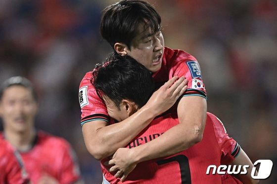 26일 태국 방콕 라자망갈라 스타디움에서 열린 2026 북중미 월드컵 아시아 지역 2차 예선 C조 4차전 한국과 태국의 경기에서 손흥민이 골을 넣은 뒤 이강인과 포옹하고 있다. /AFPBBNews=뉴스1