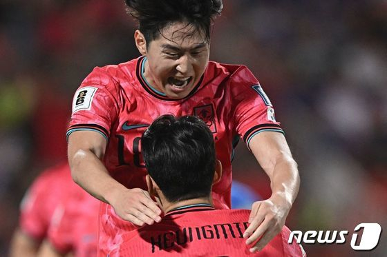26일 태국 방콕 라자망갈라 스타디움에서 열린 2026 북중미 월드컵 아시아 지역 2차 예선 C조 4차전 한국과 태국의 경기에서 이강인의 어시스트로 골을 넣은 손흥민이 서로 포옹하고 있다. 2024.3.26 /AFPBBNews=뉴스1