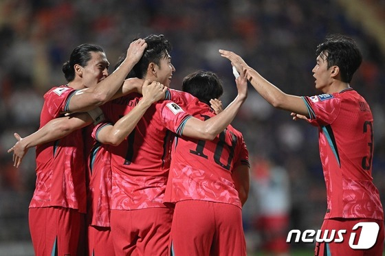 26일 태국 방콕 라자망갈라 스타디움에서 열린 2026 북중미 월드컵 아시아 지역 2차 예선 C조 4차전 한국과 태국의 경기에서 이강인의 어시스트로 골을 넣은 손흥민이 동료들과 기쁨을 나누고 있다./AFPBBNews=뉴스1