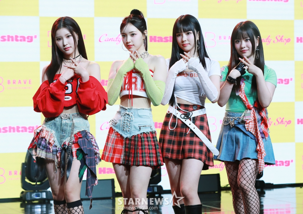 걸그룹 캔디샵(Candy Shop)이 27일 오후 서울 강남구 일지아트홀에서 진행된 미니 1집 '해시태그#'(Hashtag#) 발매기념 쇼케이스에서 포즈를 취하고 있다. /2024.03.27 /사진=이동훈